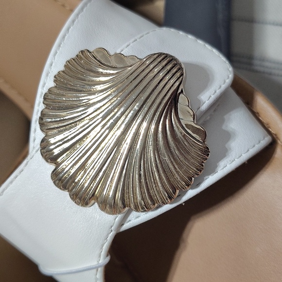 New Universal Thread Nesryn Gold Seashell Accent Sandals In White Size Women's 9 - Picture 5 of 8
